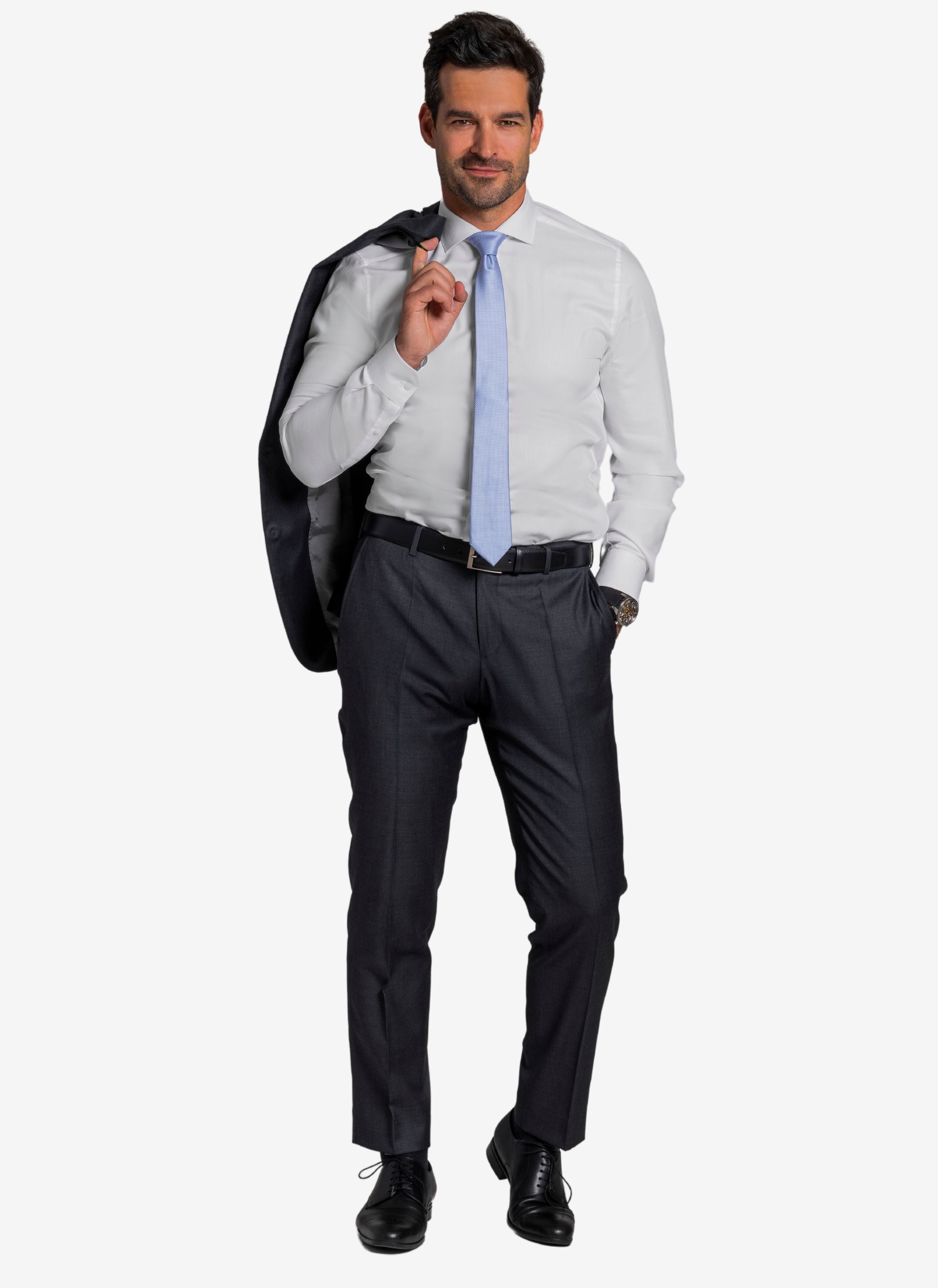 Weisses Hemd mit hellblauer Krawatte und Hose in anthrazit.