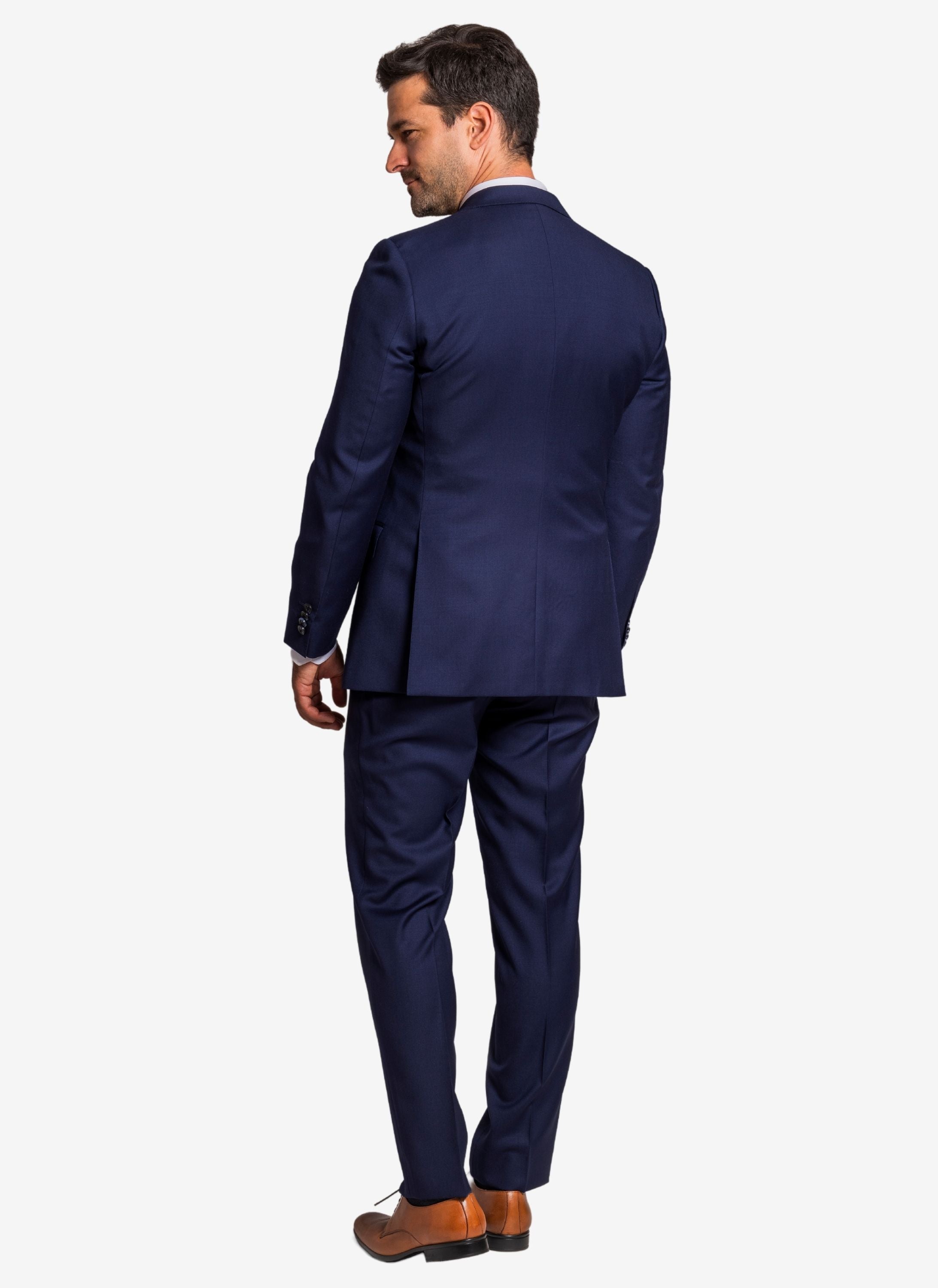 Blauer Anzug mit Cognac Lederschuhe von hinten